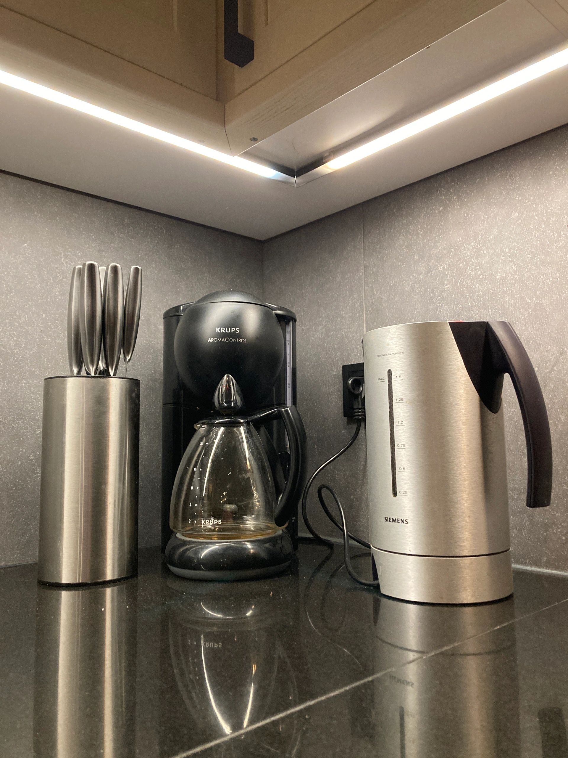 Aluminium ledstrip profiel zwart opbouw 3M - breed en laag - compleet met afdekkap